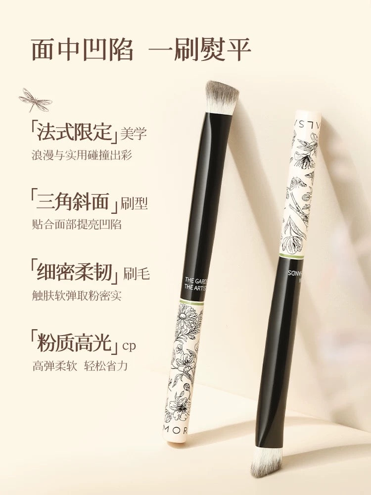 AMORTALS Artist Series Palm Garden Triangle Highlighter Brush 1pc 尔木萄艺术家系列手心的花园三角高光刷