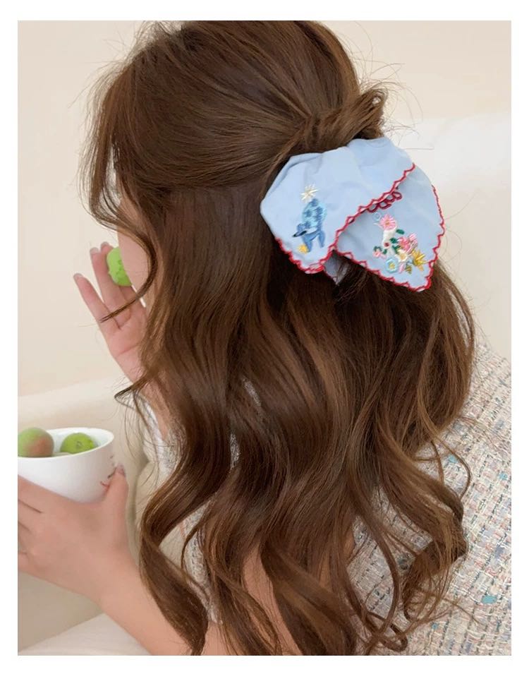 CuteHart Blue Embroidered Square Scarf Fabric Hair Tie - Stylish and Elegant Fabric Hair Tie for a Unique Look 1pc 蓝色刺绣方巾大肠发圈为发型增添独特风格