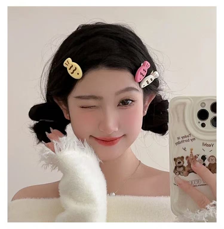 CuteHart Colorful Matte Wave Fish Hair Clip - Stylish Bangs Hair Clip for a Fun and Playful Look 2pcs 彩色磨砂波纹小鱼刘海发夹带来俏皮有趣的造型