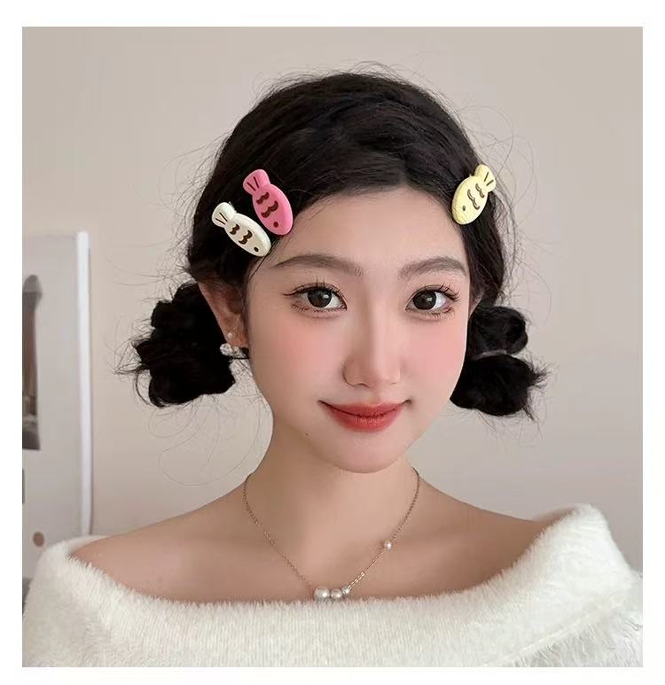 CuteHart Colorful Matte Wave Fish Hair Clip - Stylish Bangs Hair Clip for a Fun and Playful Look 2pcs 彩色磨砂波纹小鱼刘海发夹带来俏皮有趣的造型