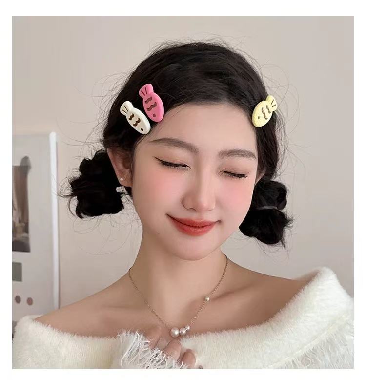 CuteHart Colorful Matte Wave Fish Hair Clip - Stylish Bangs Hair Clip for a Fun and Playful Look 2pcs 彩色磨砂波纹小鱼刘海发夹带来俏皮有趣的造型