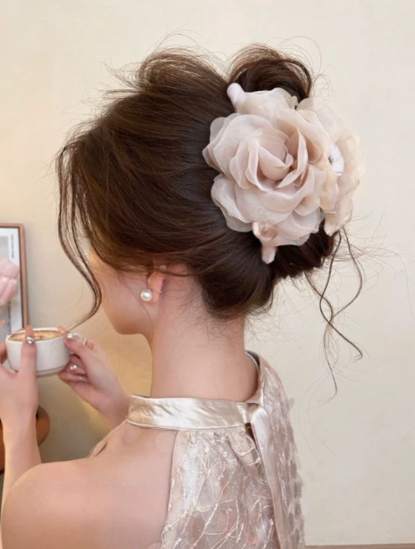 CuteHart Flower Claw Clip - Elegant Flower Claw Clip with Pearls for a Soft and Graceful Look 1pc 温柔花朵珍珠头发抓夹展现优雅气质