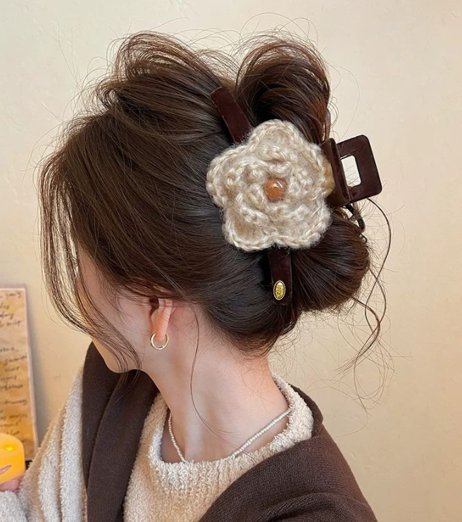 CuteHart Flower Claw Clip - Plush Flower Claw Clip for a Soft and Graceful Style 1pc 温柔定格毛绒花朵抓夹呈现柔美气质