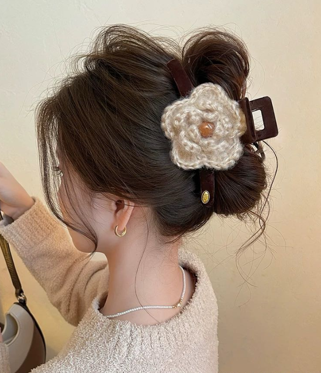 CuteHart Flower Claw Clip - Plush Flower Claw Clip for a Soft and Graceful Style 1pc 温柔定格毛绒花朵抓夹呈现柔美气质