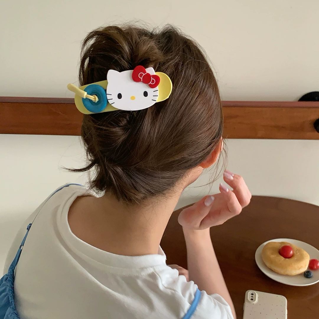 CuteHart Hair Clip Cute - Charming Cat Hair Clips with Color Block Button Design for a Whimsical Look 2pcs 少女星球撞色猫咪纽扣发夹增添可爱俏皮气息