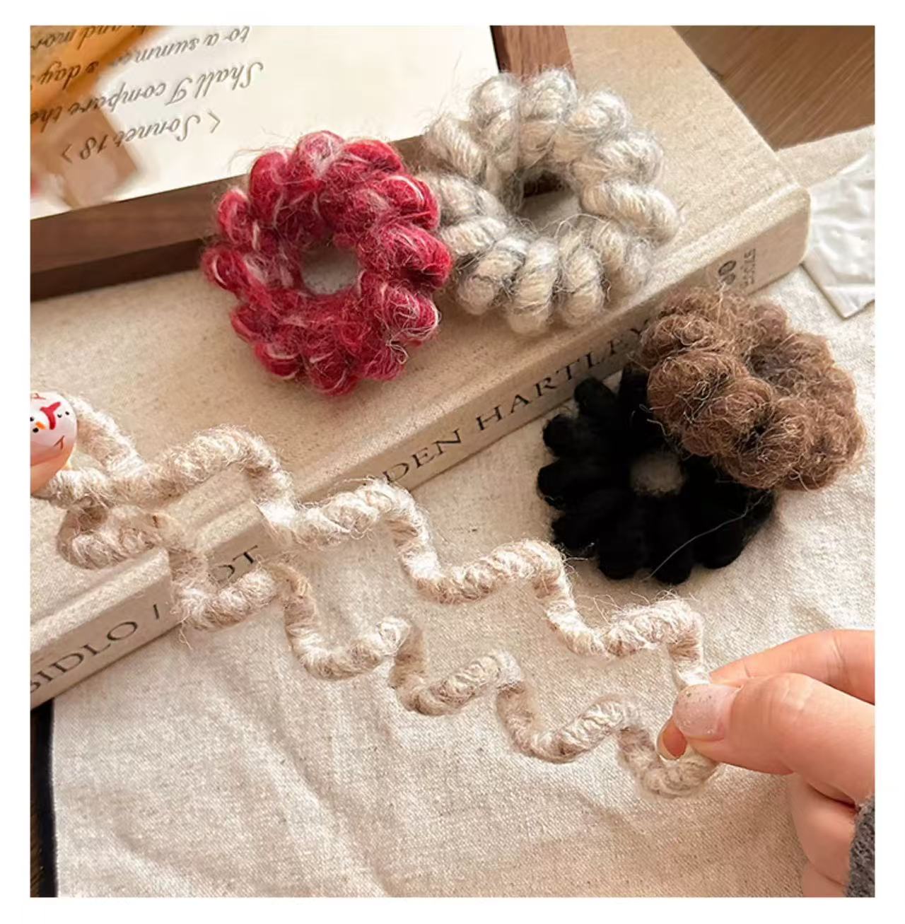 CuteHart Simplified Plush Spiral Hair Tie - Elastic Hair Ties for a Comfortable and Secure Hold 3pcs 简约毛毛绒电话线发圈弹力十足舒适稳固