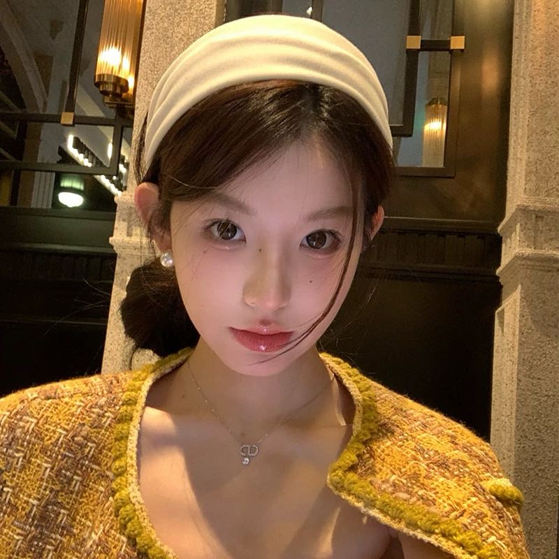 CuteHart Wide Headband - Stylish Cloth Headband for an Effortlessly Chic Look 1pc 宽边日常发箍散发高级感与简约风尚