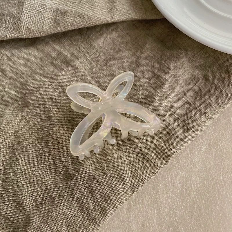 CuteHart Butterfly Claw Clip - Dreamy Acetate Claw Clip with Openwork Butterfly Design for an Ethereal Style 2pcs 镂空蝴蝶抓夹呈现灵动轻盈气质