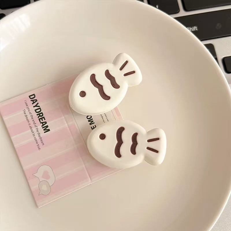 CuteHart Colorful Matte Wave Fish Hair Clip - Stylish Bangs Hair Clip for a Fun and Playful Look 2pcs 彩色磨砂波纹小鱼刘海发夹带来俏皮有趣的造型