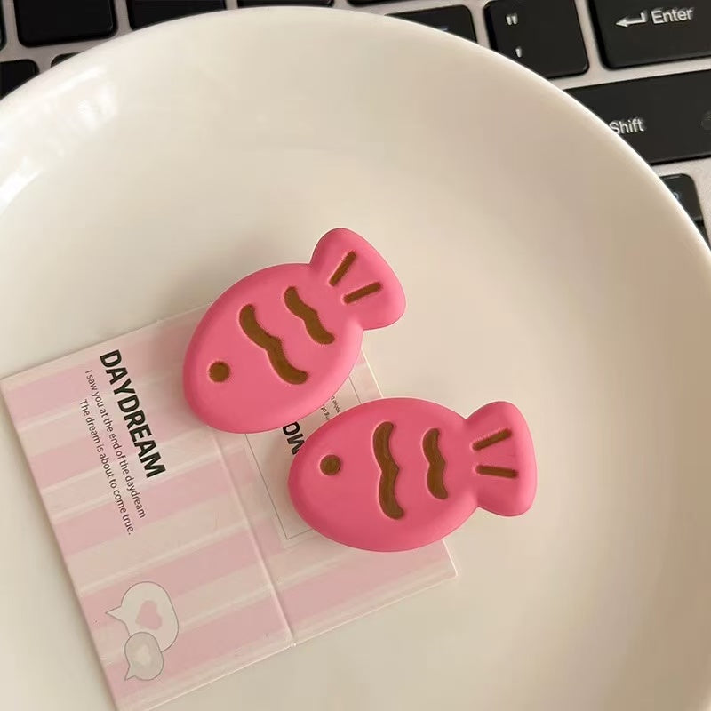 CuteHart Colorful Matte Wave Fish Hair Clip - Stylish Bangs Hair Clip for a Fun and Playful Look 2pcs 彩色磨砂波纹小鱼刘海发夹带来俏皮有趣的造型