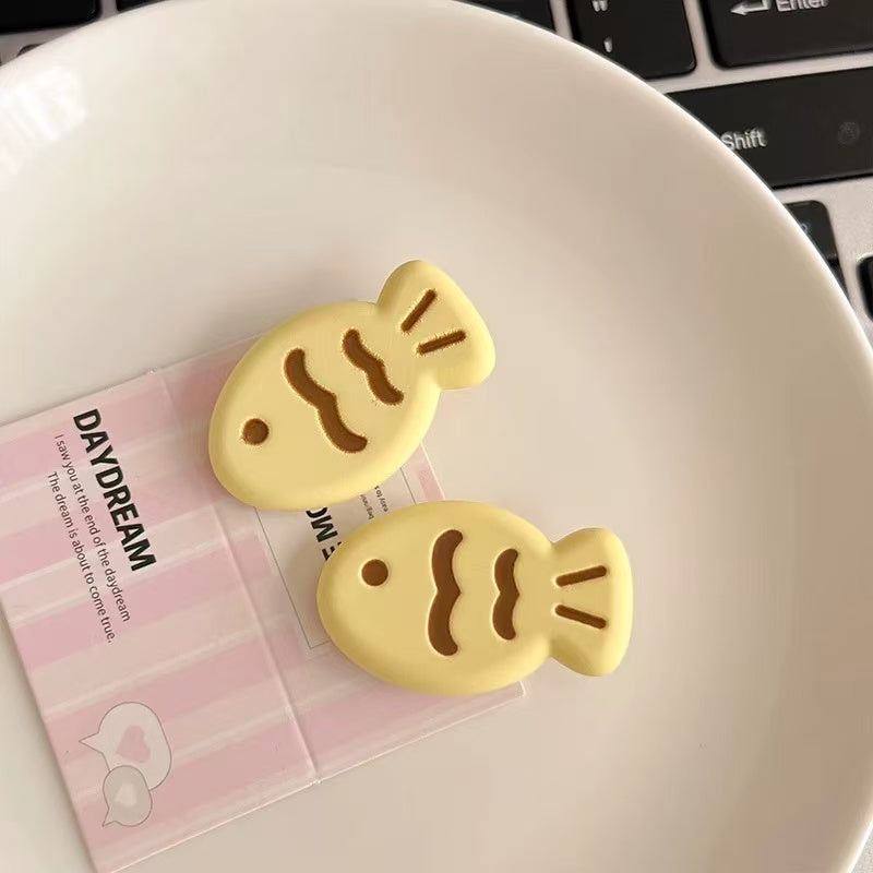 CuteHart Colorful Matte Wave Fish Hair Clip - Stylish Bangs Hair Clip for a Fun and Playful Look 2pcs 彩色磨砂波纹小鱼刘海发夹带来俏皮有趣的造型