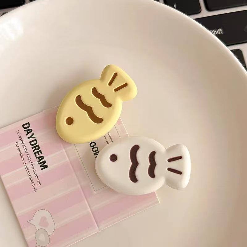 CuteHart Colorful Matte Wave Fish Hair Clip - Stylish Bangs Hair Clip for a Fun and Playful Look 2pcs 彩色磨砂波纹小鱼刘海发夹带来俏皮有趣的造型