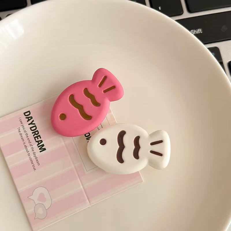 CuteHart Colorful Matte Wave Fish Hair Clip - Stylish Bangs Hair Clip for a Fun and Playful Look 2pcs 彩色磨砂波纹小鱼刘海发夹带来俏皮有趣的造型