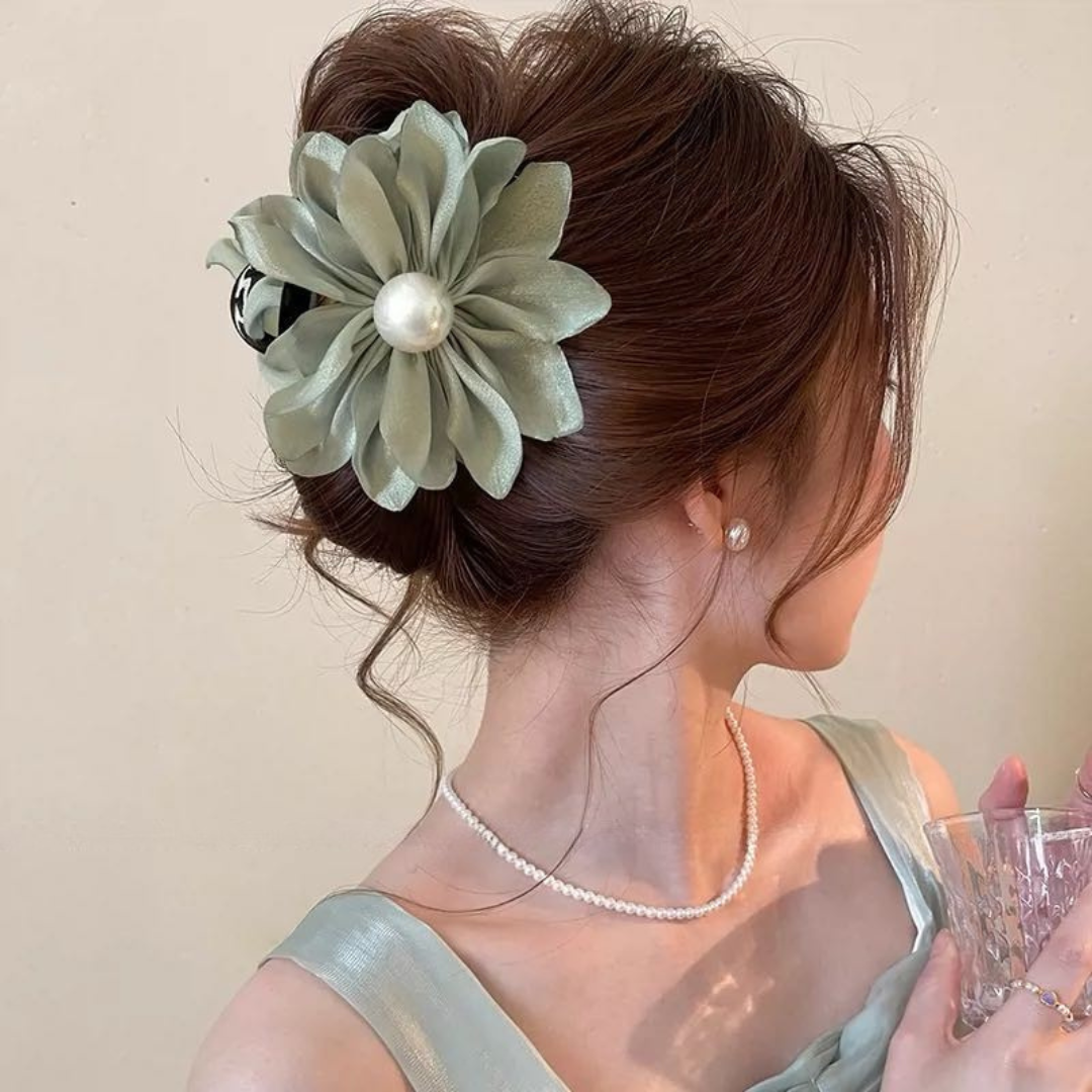 CuteHart Flower Claw Clip - Elegant Flower Claw Clip with Pearls for a Soft and Graceful Look 1pc 温柔花朵珍珠头发抓夹展现优雅气质