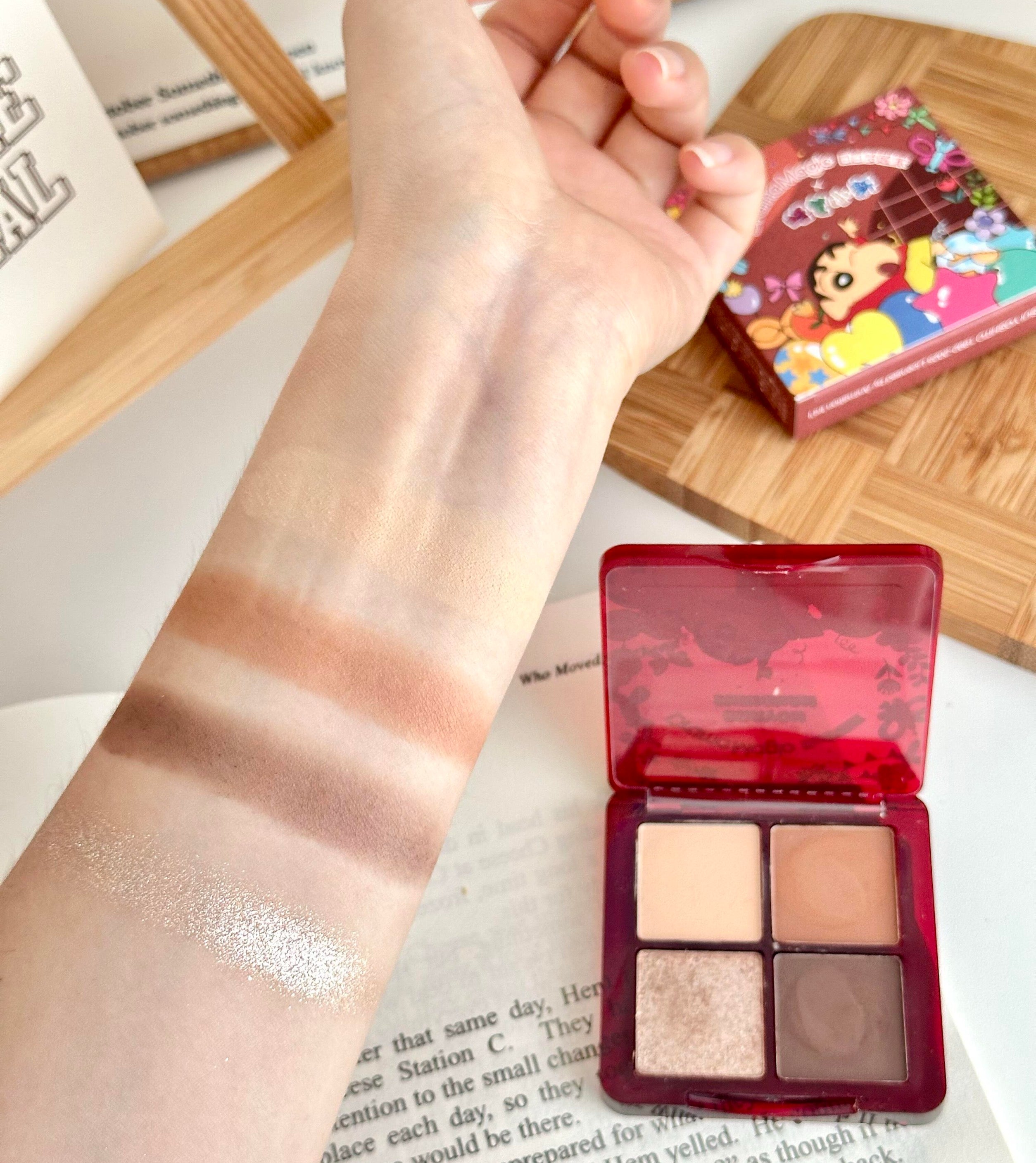 Tiktok/Douyin Hot Daydream Breaker Crayon Shin-chan x Four-Color Eyeshadow Palette 7.2g【Tiktok抖音爆款】白日梦醒家蜡笔小新联名将将好四色眼影盘